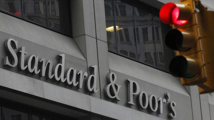 Ο οίκος S&P αναβάθμισε το μακροπρόθεσμο αξιόχρεο της Ελλάδας σε ΒΒ- από Β+ 4