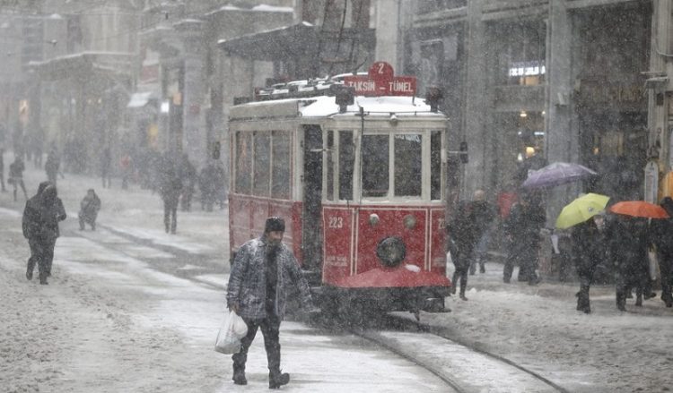 28 χρόνια είχε να δει τόσο χιόνι η Κωνσταντινούπολη! (φωτο-βίντεο)