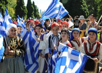 Πλημμύρισε στα γαλανόλευκα η Μελβούρνη!