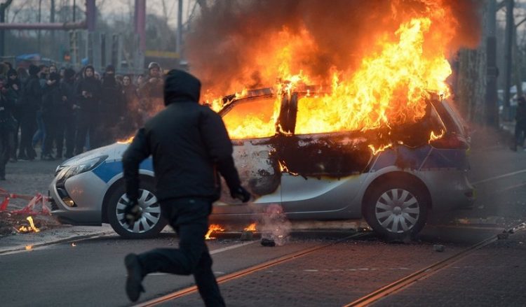 Φρανκφούρτη: Φωτιές και επεισόδια σε διαδήλωση κατά της λιτότητας (φωτο-βίντεο)