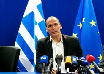 Η κυβέρνηση μαζεύει τα περί δημοψηφίσματος