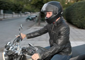 Αντιεξουσιαστές εναντίον Βαρουφάκη στα Εξάρχεια