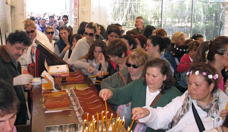 Περαστικοί ανάβουν ένα κερί στη μνήμη των θυμάτων της Γενοκτονίας στη Δράμα - Cover Image