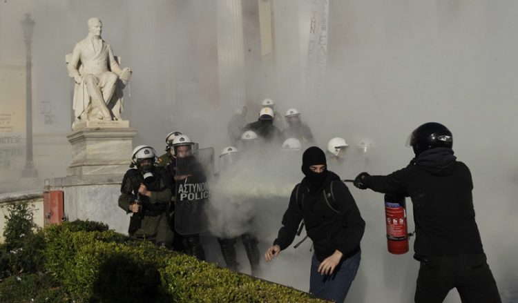 ΜΑΤ εναντίον αντιεξουσιαστών στα Προπύλαια (φωτο-βίντεο)