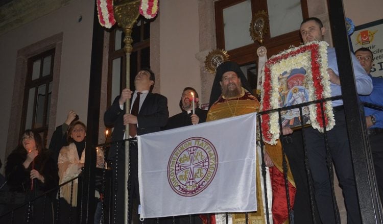 Συγκίνηση και δάκρυα στην Ανάσταση στον Άγιο Βουκόλο της Σμύρνης