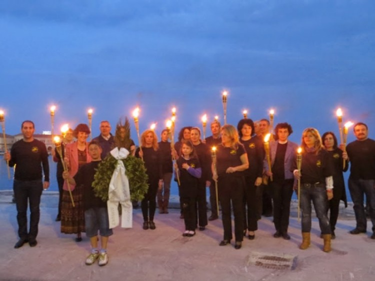 Λαμπαδηφορία στη Σύρο την ημέρα μνήμης της Γενοκτονίας Ποντίων - Cover Image