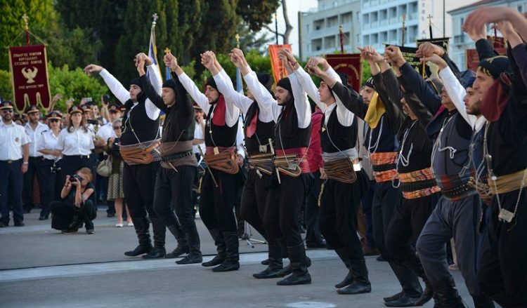 Ο πυρρίχιος τράνταξε το Σύνταγμα στην εκδήλωση για τη γενοκτονία (βίντεο-φωτο)