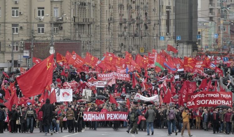 Ρωσία: 100.000 διαδηλωτές στην Κόκκινη Πλατεία για την Πρωτομαγιά! (φωτο)