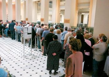 90χρονος που ζούσε σε τρώγλη στη Χίο είχε 1.000.000 ευρώ στην τράπεζα!