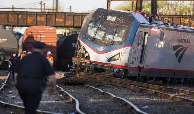 Σκηνές αποκάλυψης από τον εκτροχιασμό τρένου στη Φιλαδέλφεια των ΗΠΑ (βίντεο-φωτο)