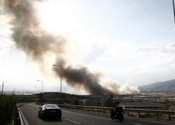 Τοξικός ο καπνός που έχει καλύψει την Αθήνα από τη φωτιά στον Ασπρόπυργο