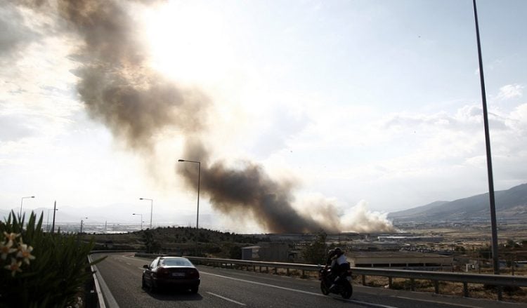 Τοξικός ο καπνός που έχει καλύψει την Αθήνα από τη φωτιά στον Ασπρόπυργο