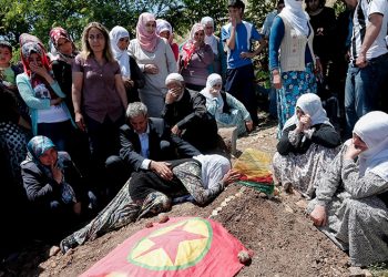 Τζιχαντιστές πίσω από την επίθεση στο Ντιγιάρμπακιρ, λέει ο Ντεμιρτάς