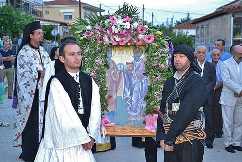 Οι Πόντιοι στη λιτάνευση της εικόνας Αγίων Αποστόλων Πέτρου και Παύλου (βίντεο)