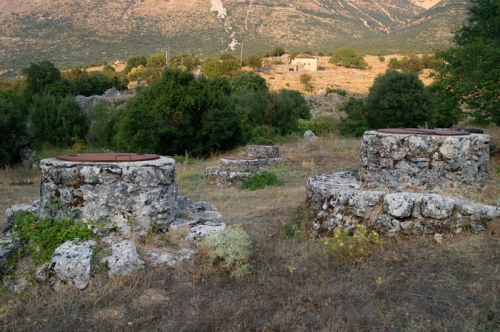 Καταρρέουν τα ιστορικά πηγάδια στο Σούλι