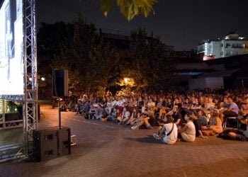 Πλατείες της Καλλιθέας μετατρέπονται σε θερινά σινεμά