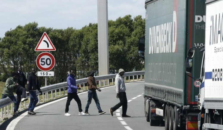 Νεκρός στη νέα απόπειρα μεταναστών να διασχίσουν τη σήραγγα της Μάγχης (φωτο)