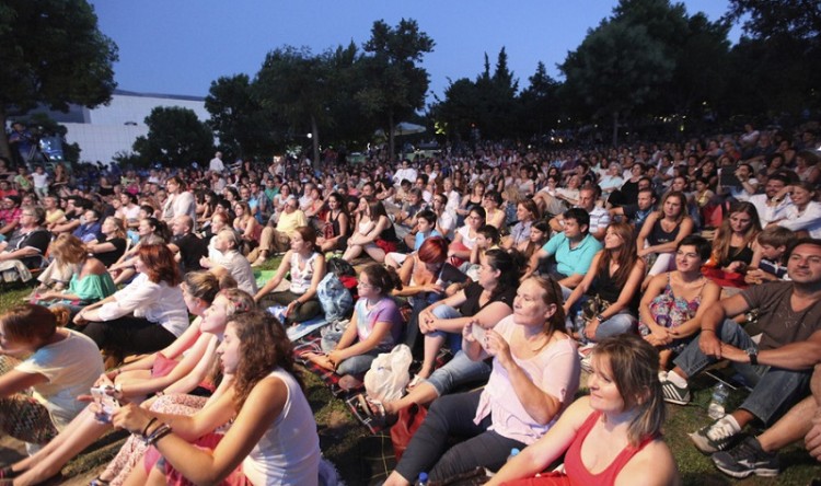 Με 3.500 φίλους γιόρτασε από μακριά τα γενέθλιά του ο Μίκης Θεοδωράκης