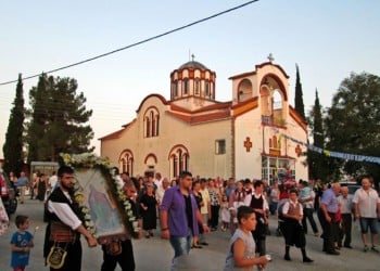 Νέοι με ποντιακές φορεσιές στη λιτάνευση της εικόνας του Προφήτη Ηλία στην Ποντοηράκλεια