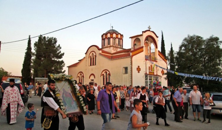 Νέοι με ποντιακές φορεσιές στη λιτάνευση της εικόνας του Προφήτη Ηλία στην Ποντοηράκλεια