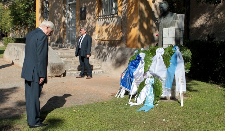 Ο Παυλόπουλος κατέθεσε στεφάνι για την 41η Επέτειο Αποκατάστασης της Δημοκρατίας