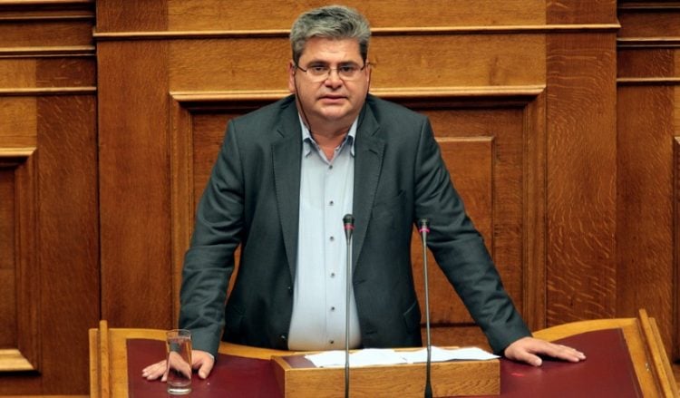 «Όχι» ψηφίζουν οι τρεις μειονοτικοί βουλευτές