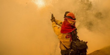 Φλέγεται η Καλιφόρνια – Χιλιάδες πυροσβέστες στη μάχη με 21 πυρκαγιές