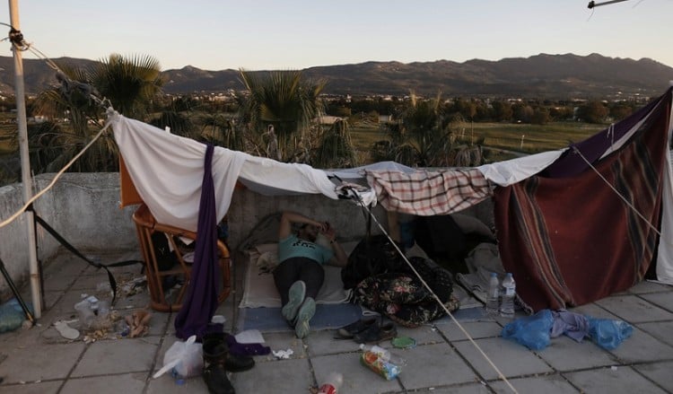 Στο δημοτικό στάδιο της Κω, 2.000 μετανάστες στη σκιά μιας μεγάλης κρίσης (φωτο-βίντεο) - Media Gallery