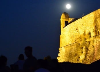 Πανσέληνος και έκλειψη παρασκιάς Σελήνης τη Δευτέρα