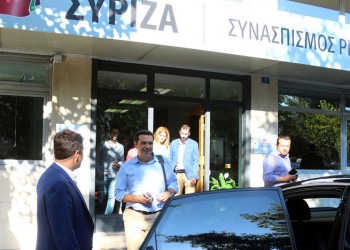 Επίσκεψη Τσίπρα στο συντονιστικό κέντρο του ΕΚΑΒ