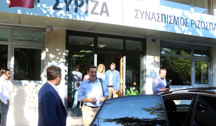 Επίσκεψη Τσίπρα στο συντονιστικό κέντρο του ΕΚΑΒ