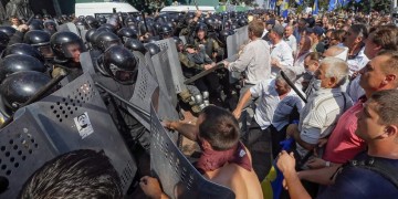 Συγκρούσεις στο Κίεβο για την αυξημένη αυτονομία στις ανατολικές περιοχές