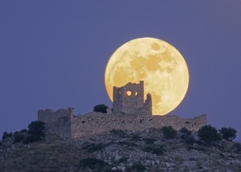 Tα ξημερώματα της Δευτέρας ολική έκλειψη της υπερπανσελήνου