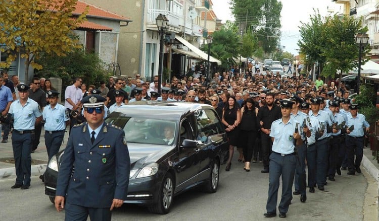 Ράγισαν καρδιές στην κηδεία του Στάθη Λαζαρίδη στο Τσοτύλι Κοζάνης (φωτο)