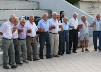 Τα σώματα ενωμένα το ένα με τ’ άλλο, τα χέρια κολλημένα στα πλευρά (φωτ.: Στέλιος Κενανίδης)