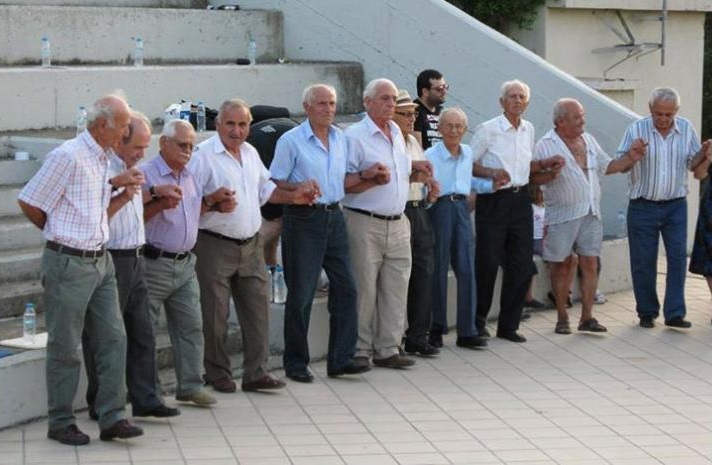 Τα σώματα ενωμένα το ένα με τ’ άλλο, τα χέρια κολλημένα στα πλευρά (φωτ.: Στέλιος Κενανίδης)