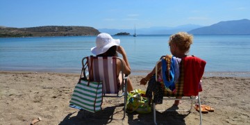 Ανεβαίνει το θερμόμετρο, επιμένουν οι όμβροι στα ορεινά