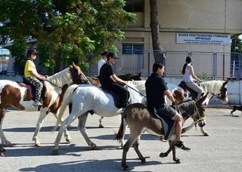 Στο εκλογικό τμήμα με άλογα και γαϊδούρια!