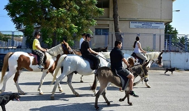 Στο εκλογικό τμήμα με άλογα και γαϊδούρια!