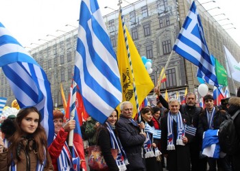 Με ελληνικές σημαίες, παρέλαση των ομογενών της Μόσχας (φωτο)