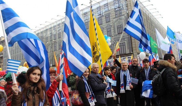 Με ελληνικές σημαίες, παρέλαση των ομογενών της Μόσχας (φωτο)