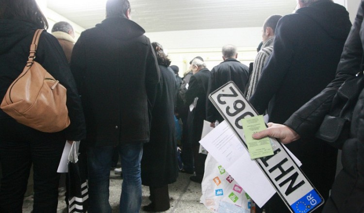 Ουρές στις Εφορίες για πινακίδες, τέλη, ΕΝΦΙΑ