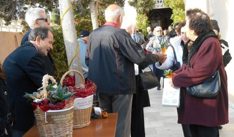 Οι Μικρασιάτες Σύρου μοίρασαν αγριοκρεμμύδες τηρώντας το έθιμο