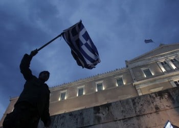 Τέσσερις στους πέντε Έλληνες τα βλέπουν... μαύρα στην οικονομία