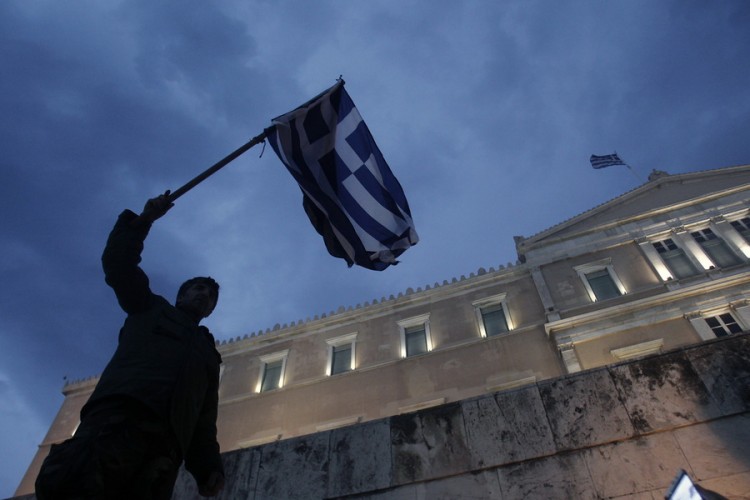 Τέσσερις στους πέντε Έλληνες τα βλέπουν... μαύρα στην οικονομία