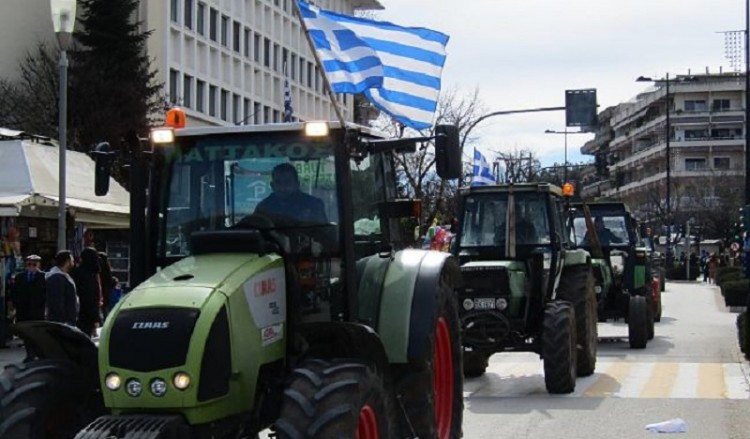 Ιωάννινα: Αγρότες έκαναν παρέλαση με τρακτέρ (βίντεο)