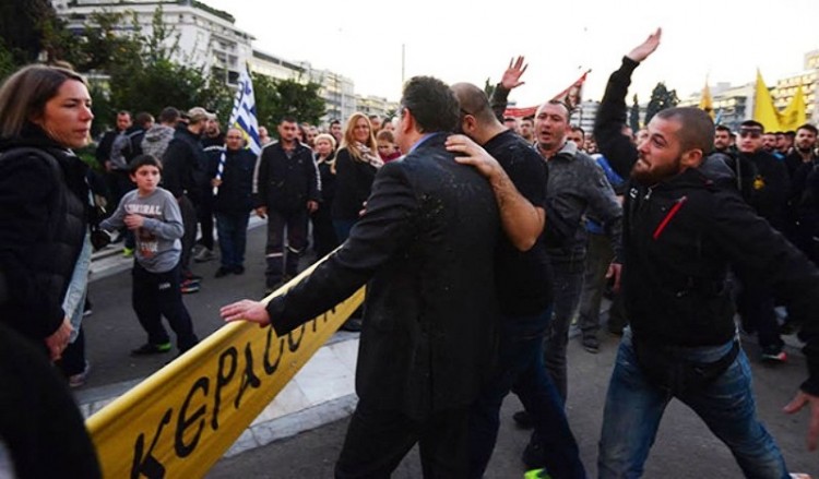 Ευθύνες σε πέντε αστυνομικούς για την επίθεση στον Κουμουτσάκο