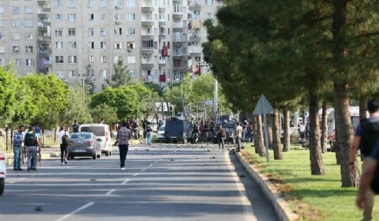 Βομβιστική επίθεση στο Ντιγιάρμπακιρ με νεκρούς και τραυματίες (βίντεο)