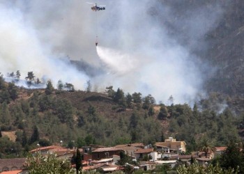 Μεγάλη φωτιά κατακαίει την Κύπρο – Νεκρός ένας δασοπυροσβέστης