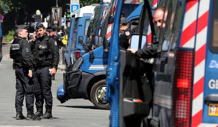 Μακελειό με θύματα ζευγάρι αστυνομικών σε προάστιο του Παρισιού